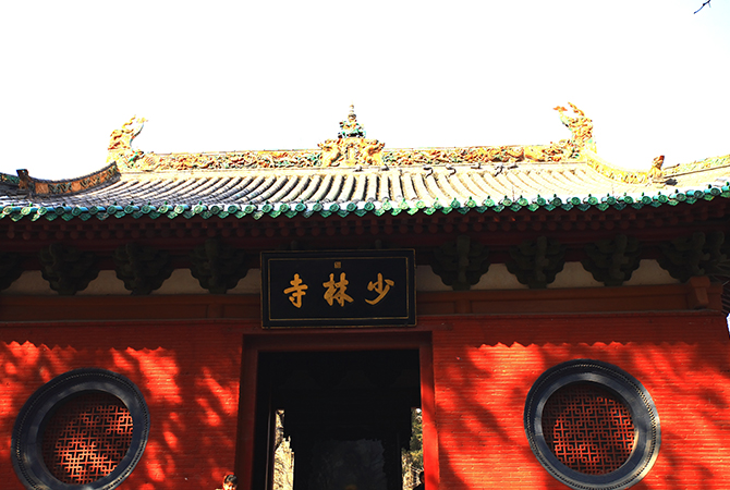 Die Longmen Grotten bei Luoyang mit buddhistischen Felsskulpturen