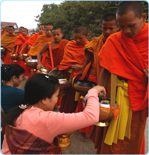 früh ziehen die Mönche in Ihren auffallenden orangenen Kutten durch die Straßen und werden von den Bürgern mit Reis- und anderen Essensspenden versorgt