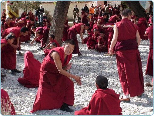 Tibetische Mönche bei der Debattierübung im Serakloster